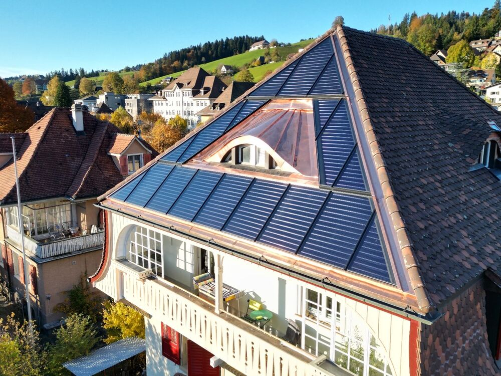 Verglaste Sonnenkollektoren haben pro Quadratmeter einen 3–4-mal höheren Energie-Ertrag als PV! Sie eignen sich hervorragend zur Warmwasserbereitstellung, Heizungsunterstützung und Sondenregeneration durch den Sommer. Auch können mit Solarthermie komplexe Dach-Geometrien nutzbar gemacht werden. (Bilder: Jenni Energietechnik AG)